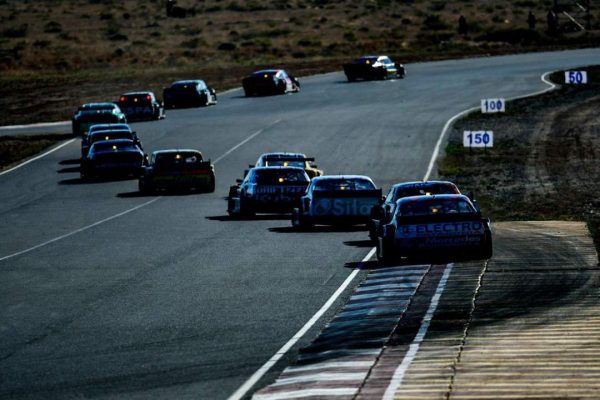 Carrera de Turismo Carretera. Autos vistos desde atrás.